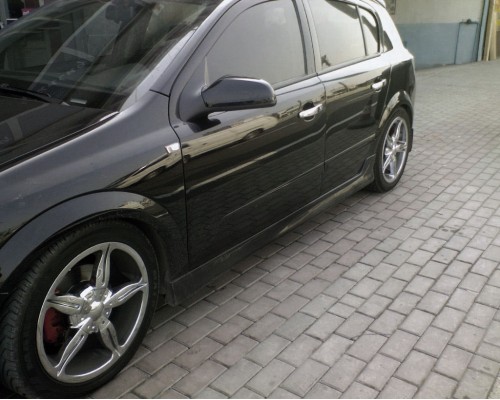 Бічні спідниці HB (під фарбування) для Opel Astra H 2004-2013