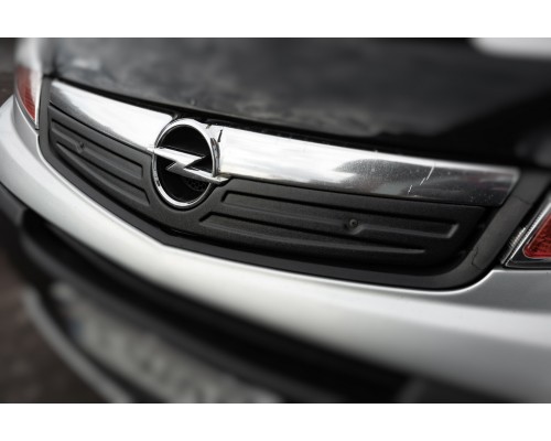 Зимняя накладка на решетку (верхняя) V2 Глянцевая, 2007-2015 для Opel Vivaro 2001-2015 - 78881-11